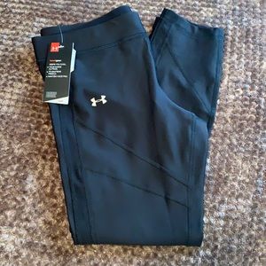 UA Heatgear compression crop legging.